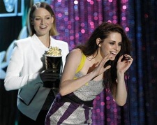 Jodie Foster le entrega un premio a Kristen Stewart durante los MTV Movie Awards